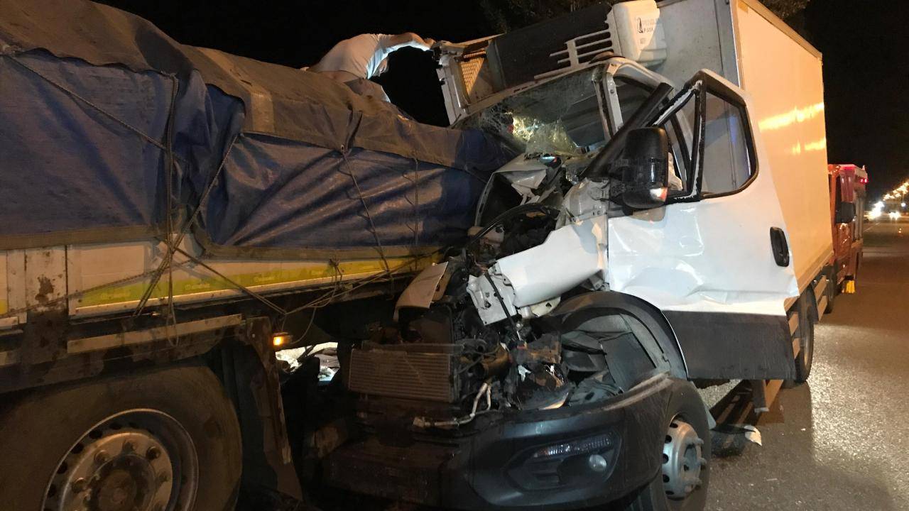 Kamyonet park halindeki tıra çarptı: 1 ölü