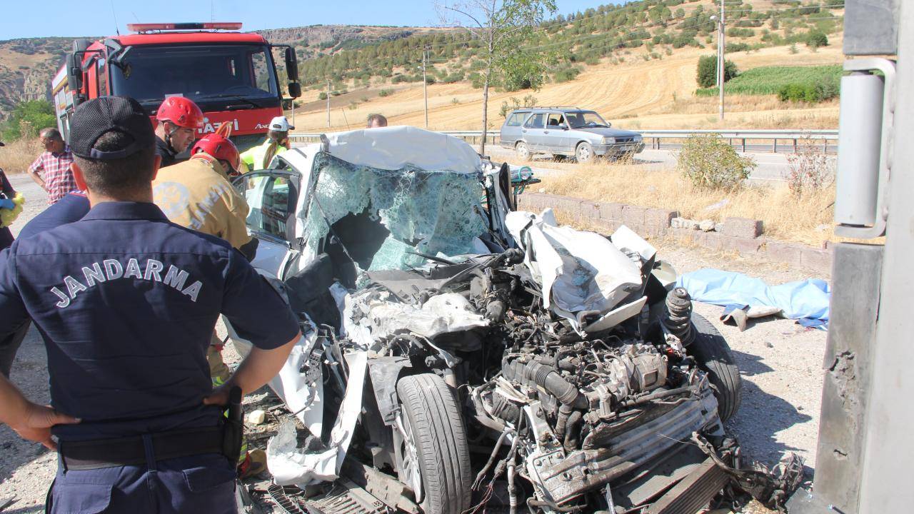 Manisa'da tır ile otomobil çarpıştı: 4 ölü