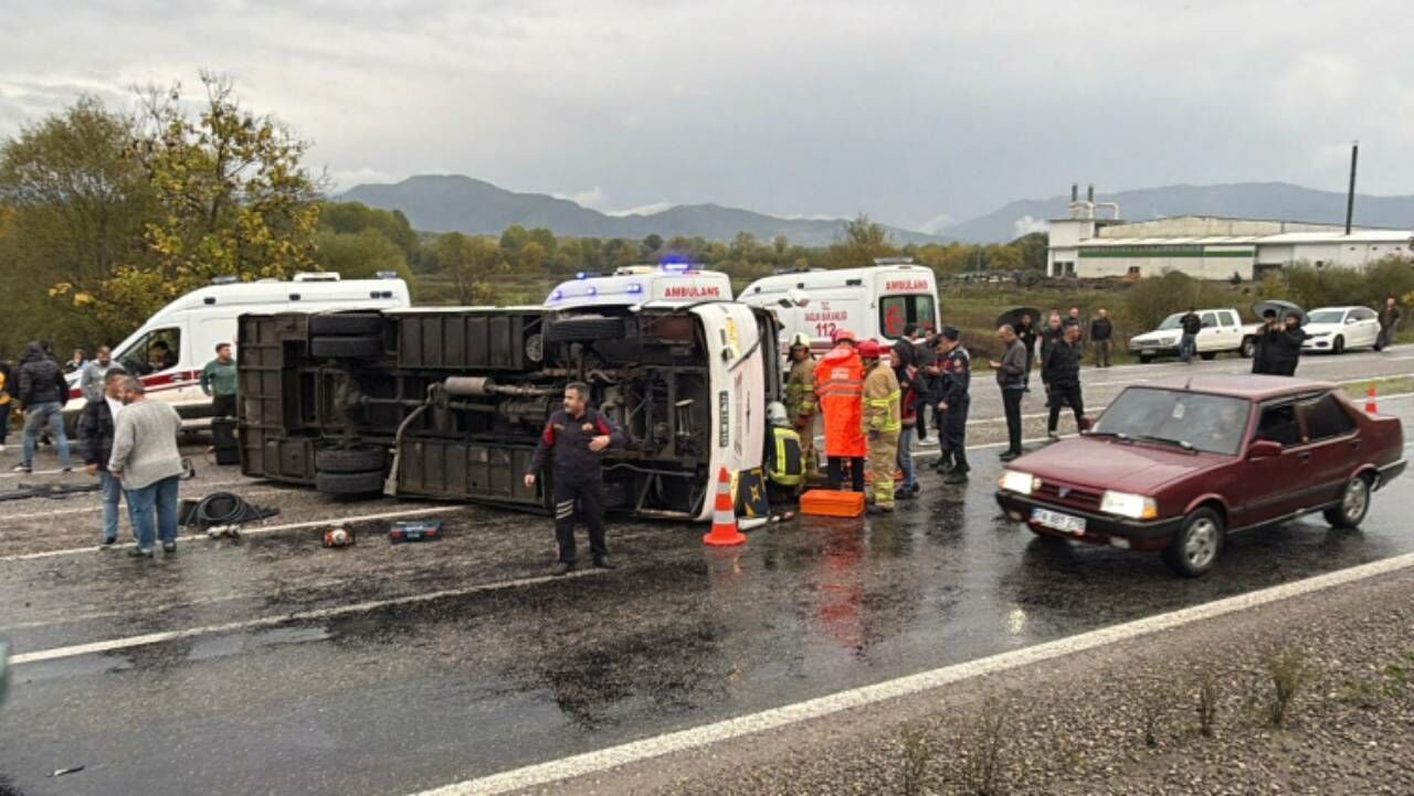 Büyükçekmece'de servis otobüsü devrildi