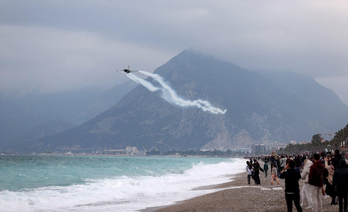 SOLOTÜRK'ten Antalya'da nefes kesen gösteri