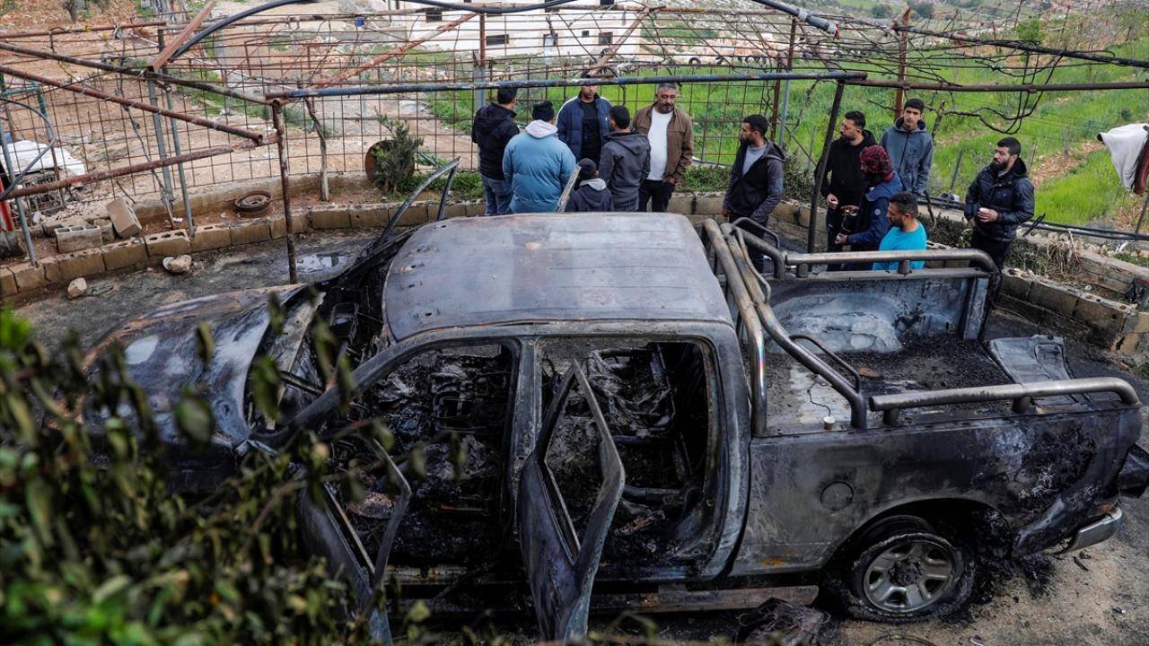 İşgalci İsrailliler, Batı Şeria'da Filistinlilere ait 2 aracı ateşe verdi