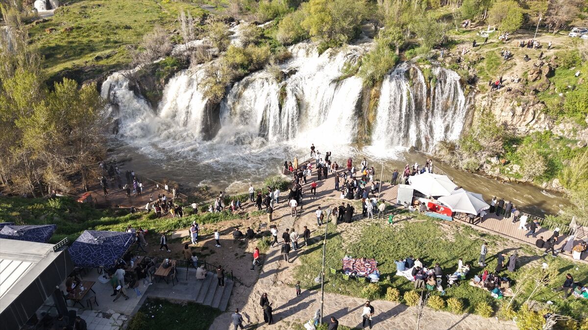 Muradiye Şelalesi'nde Kurban Bayramı yoğunluğu