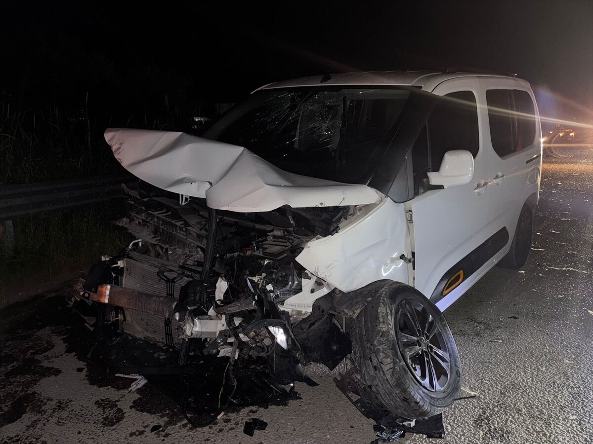 Sakarya'da otomobil ile hafif ticari aracın çarpıştığı kazada 4 kişi yaralandı