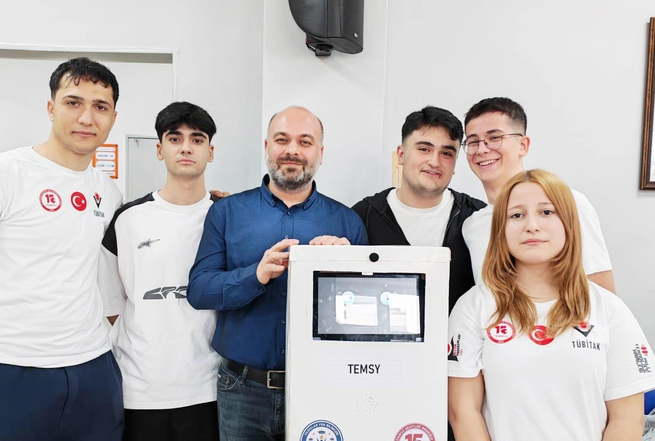 Esenyurt'ta liseli gençlerden akıllı asistan