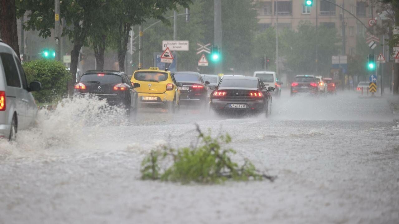 Güneybatı kesimler için gökgürültülü sağanak uyarısı