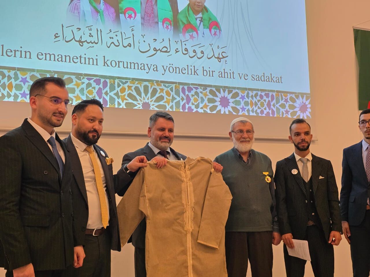 Cezayirli öğrencilerden Bursa'da “Şehitlere En Büyük Vefa Başarıdır” mesajı