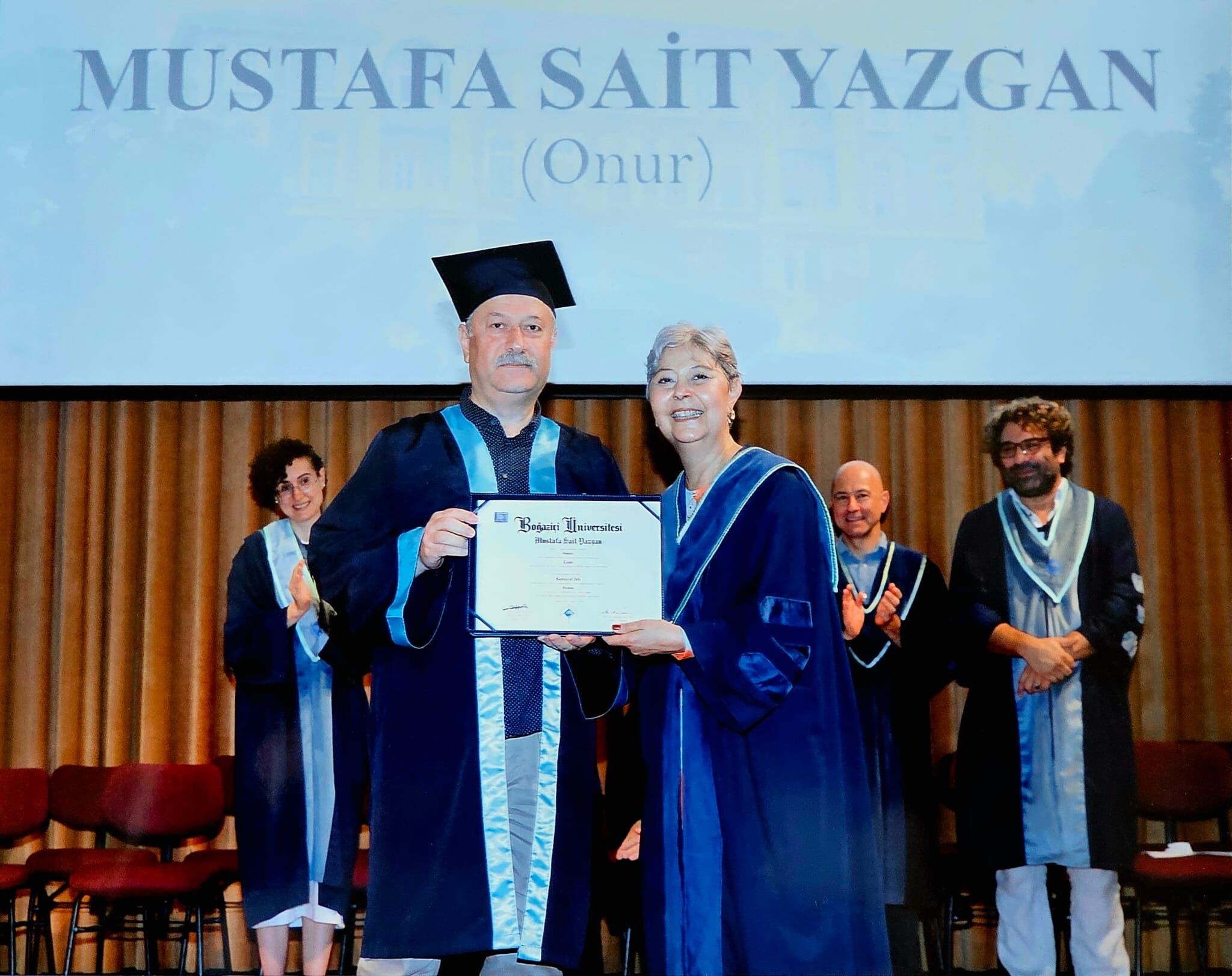 59 yaşındaki profesör, 4 yıllık üniversiteyi 3 yılda bitirdi