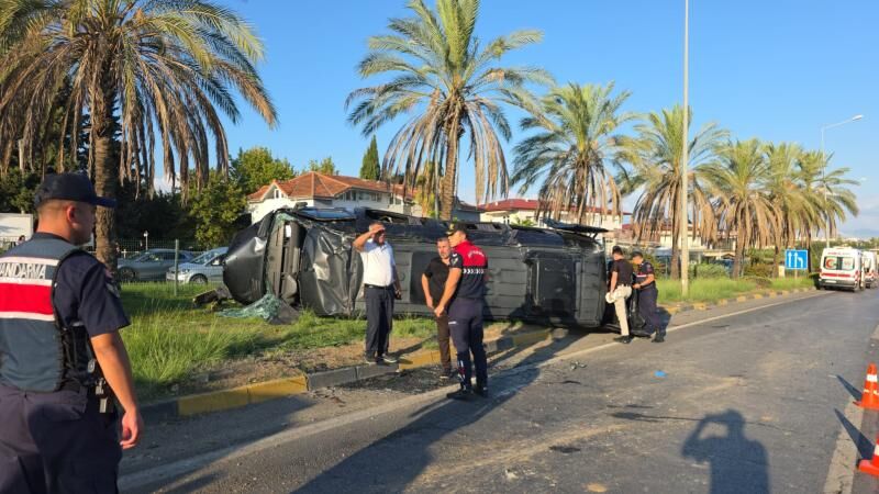 Antalya'da tur minibüsü ve 2 otomobil çarpıştı