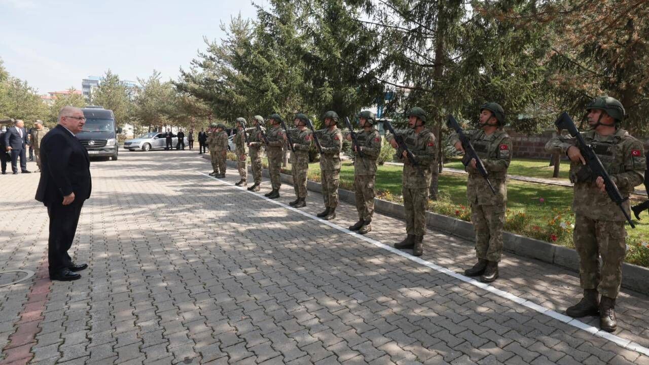 Bakan Güler, Kars'ta ziyaretlerde bulundu