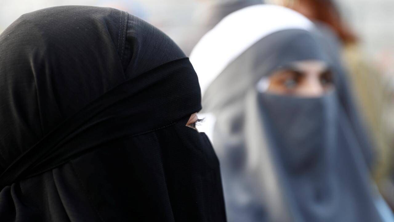 İspanya'nın Lleida kentindeki kamuya açık alanlarda burka ve nikap yasağı getirildi