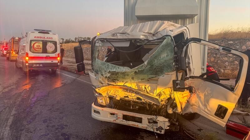 İtfaiye aracı ve kamyon çarpıştı: 1 ölü, 2 yaralı