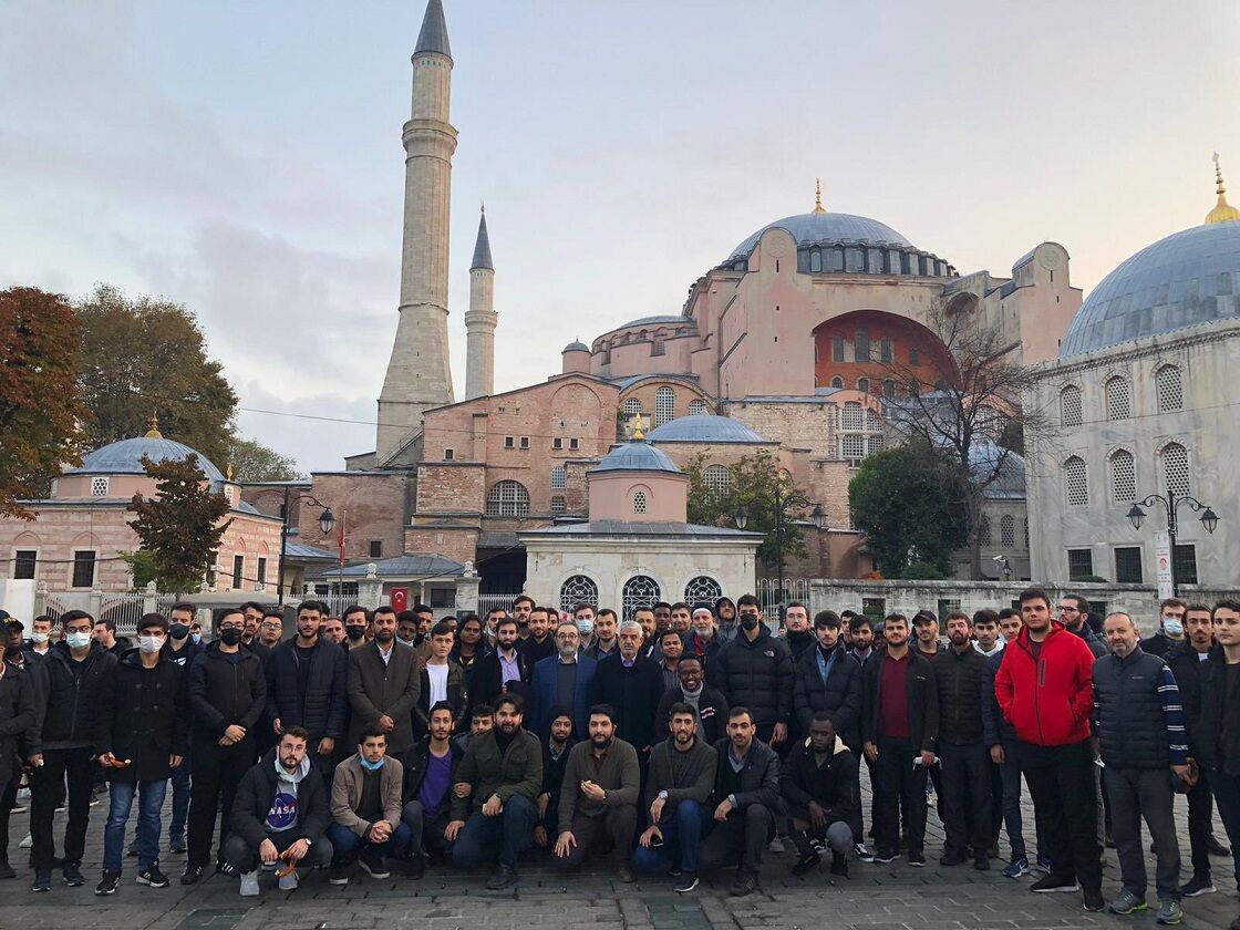 Mahmut Göksu Ve Yeni Dünya Mensubu Gençler Ayasofya Önünde