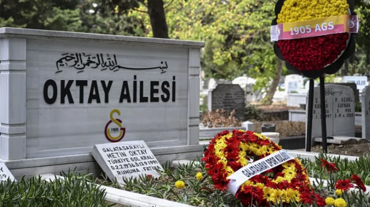 Taçsız Kral unutulmadı: Metin Oktay mezarı başında anıldı