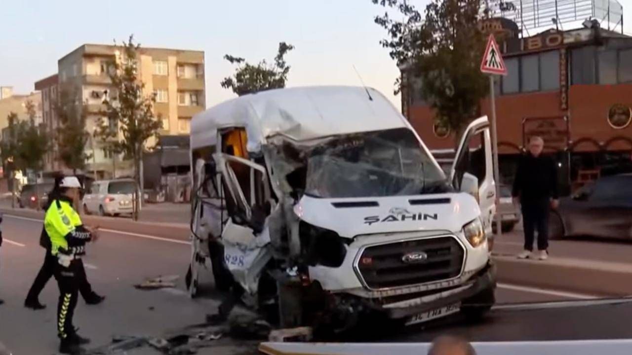Arnavutköy'de işçi servisi hafriyat kamyonuna çarptı: 9 yaralı